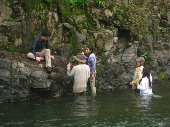 A group of students from the University of the Andes examining an outcrop of basalt in Rio Verdadero. 